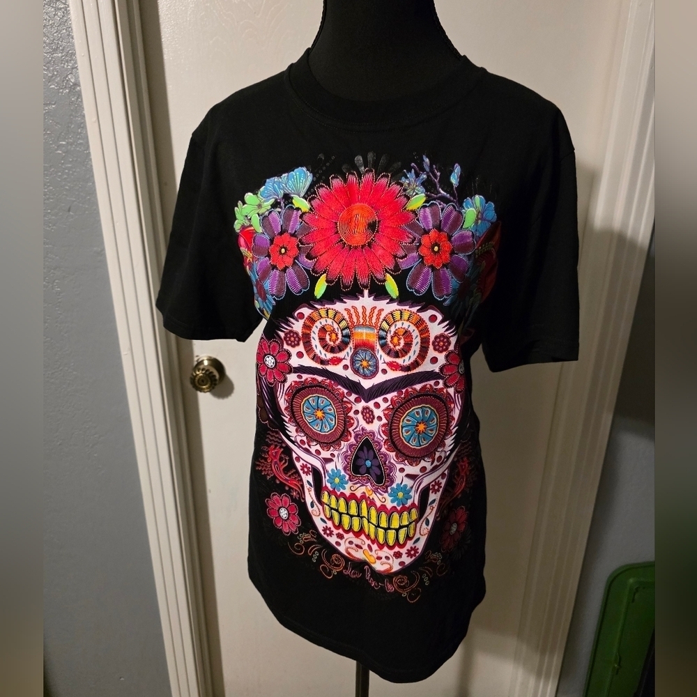 LA ROC-k Frida Kahlo Sugar Skull Tshirt Size M.